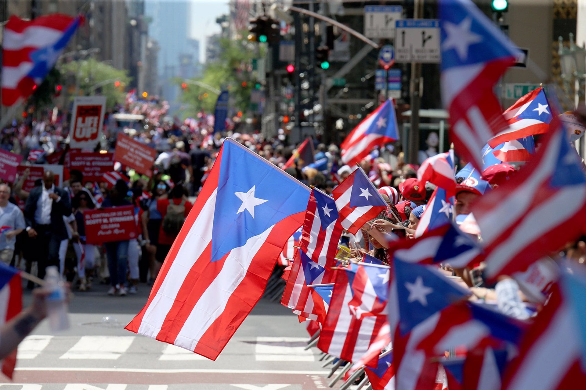 La National Puerto Rican Day Parade indicó que asigna USD 200.000 al año en becas para 100 estudiantes de ascendencia puertorriqueña y que transmitirá el desfile en vivo por televisión local y plataformas digitales (Europa Press/Contacto/Luiz C. Ribeiro)