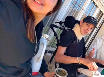 Joel junto a su madre,