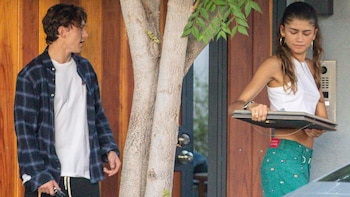 Los actores saliendo de la