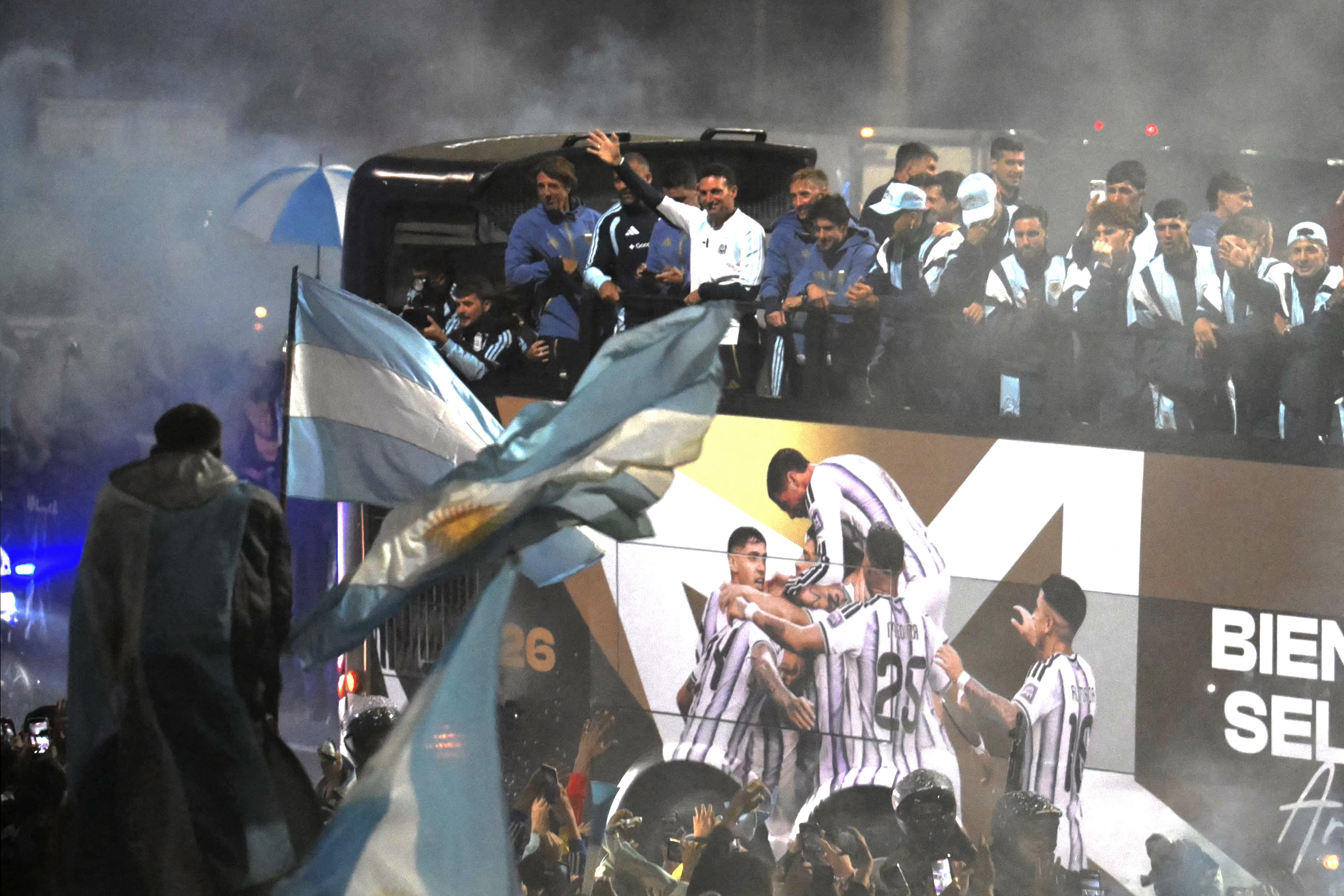 En su llegada al país luego de la actuación en el Mundial, el plantel fue recibido por una multitud de argentinos (Photo by Luis ROBAYO / AFP)