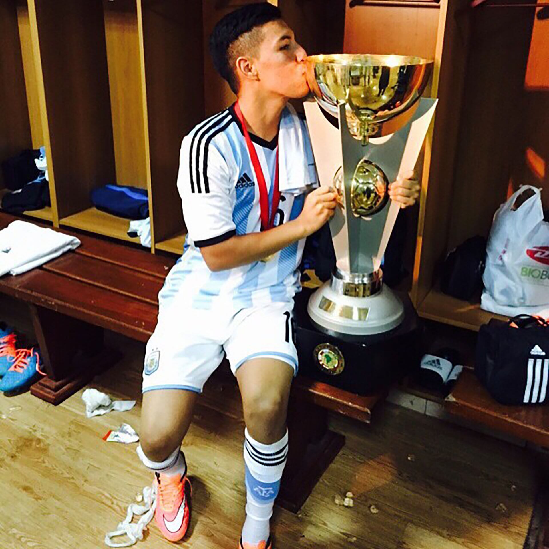 Suárez militó en las distintas selecciones juveniles (@leosuarez96)