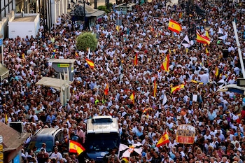 Miles de ceutíes han comenzado a concentrarse este domingo, en la Plaza de la Constitución de Ceuta en una multitudinaria manifestación convocada por las cuatro comunidades religiosas de la ciudad. (Reduan/ EFE)