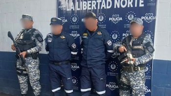 Capturan a agentes de tránsito que pedían dinero para devolver placas en El Salvador