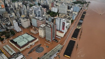 Los habitantes de la ciudad brasileña de Porto Alegre, capital del estado de Rio Grande do Sul, lamentaron este domingo la “situación de guerra” (REUTERS/Renan Mattos)