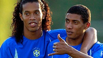 Kleberson, con Ronaldinho, en la