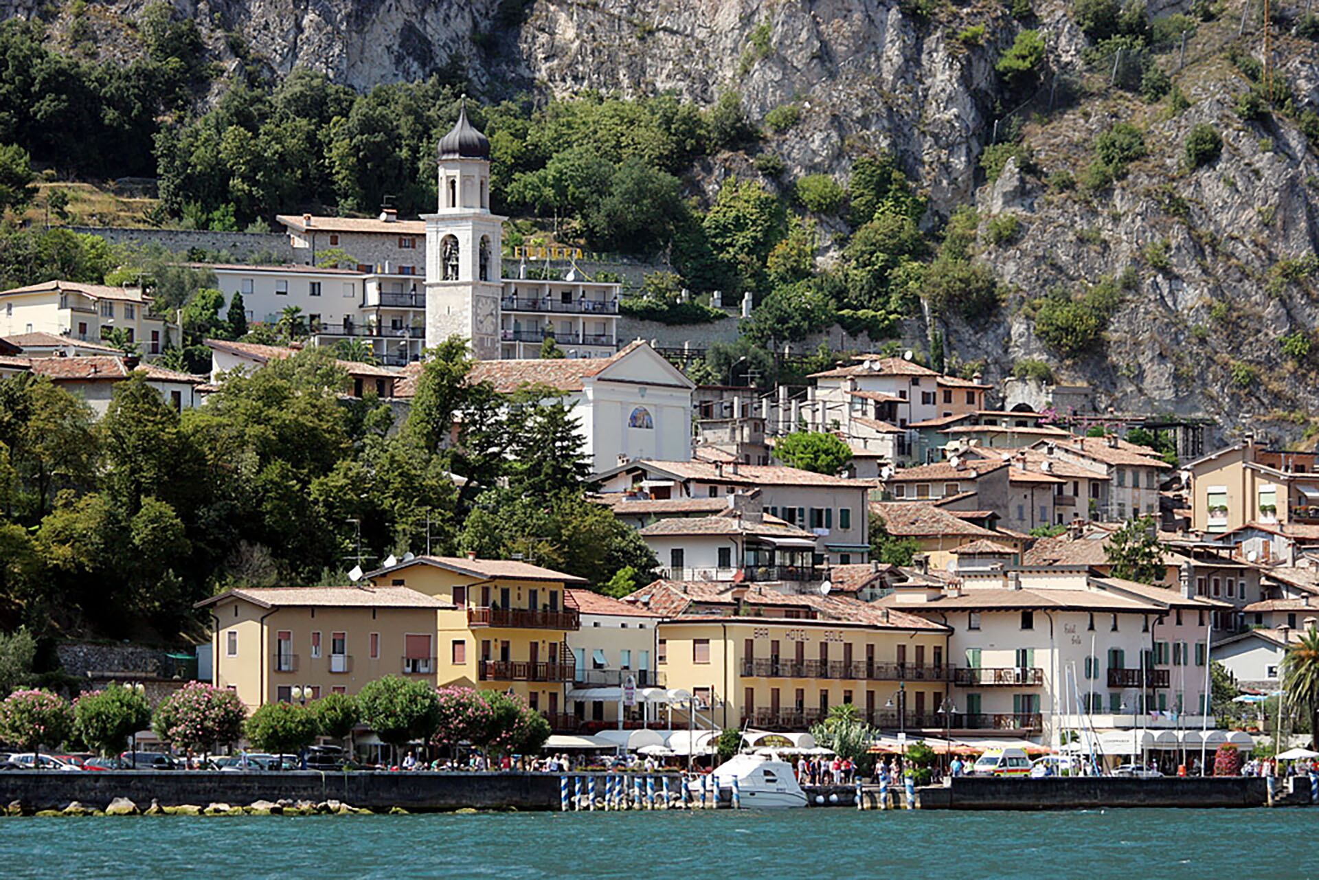Limone sul Garda es célebre por sus limoneras históricas y su entorno natural preservado a orillas del lago de Garda (Wikipedia)