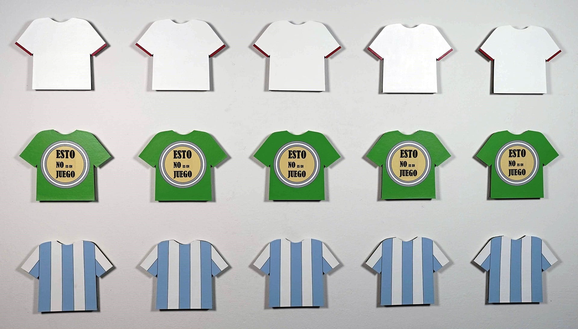 Las obras de Rosana Fuertes sobre Malvinas, representadas por camisetas que llevan el mensaje 'Esto no es un juego'.