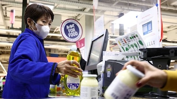 Una empleada de Carrefour hace