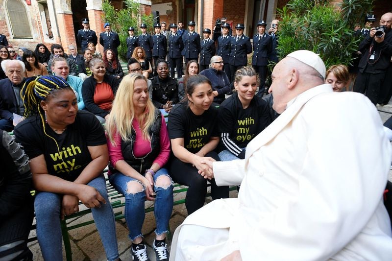 El Papa Francisco se reúne con los fieles en la cárcel de mujeres de Venecia, en la isla de la Giudecca, Venecia
April 28, 2024. Vatican Media/Handout via REUTERS
