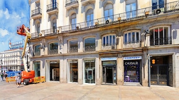 La familia que gestionaba la farmacia de la Puerta del Sol será desalojada tras 40 años: el padre se jubila y la dueño del local no quiere que se lo quede su hijo