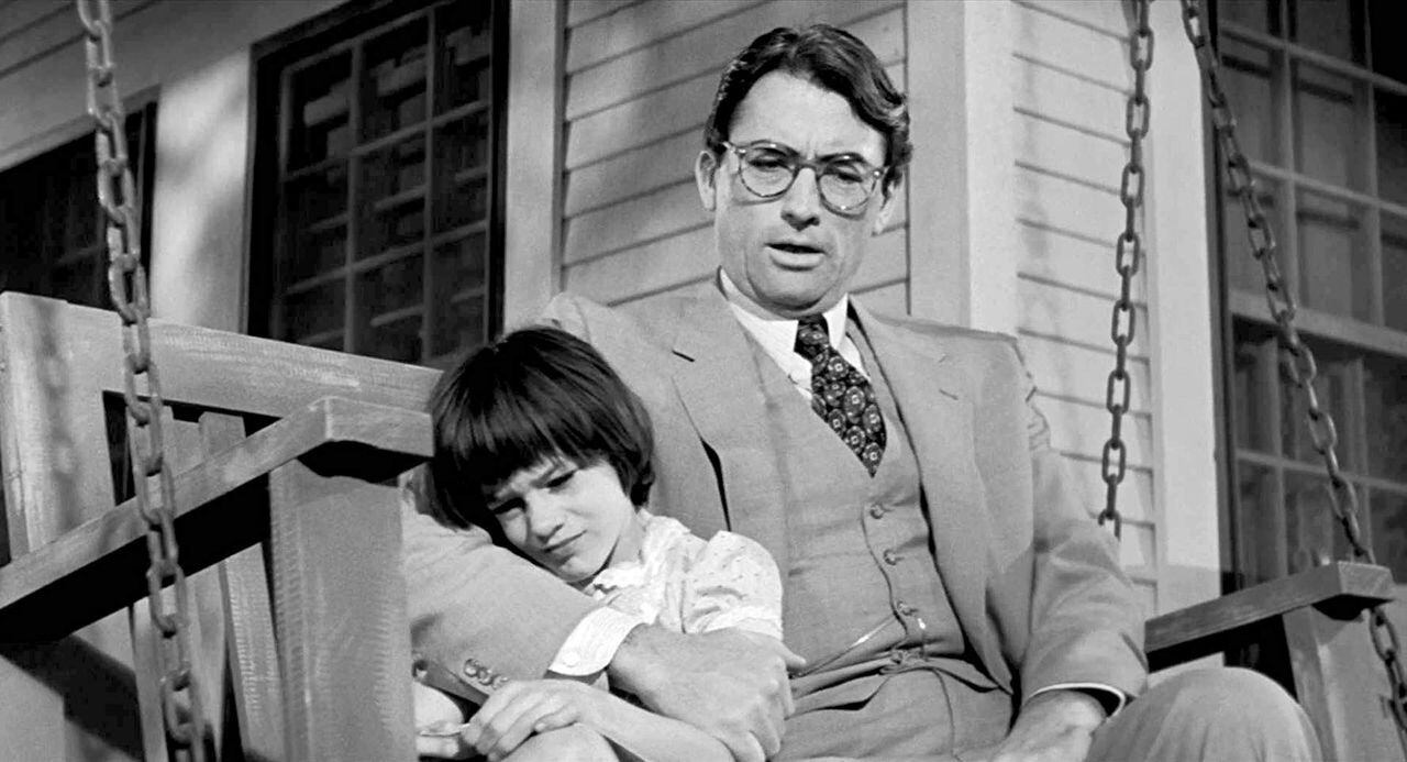 Gregory Peck ganó el Oscar por su icónica interpretación del abogado Atticus Finch. (Créditos. IMBD/Universal International Pictures)