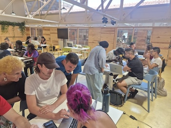 Varias personas migrantes en el espacio Bloc4BCN este verano. (Cedida a Infobae)