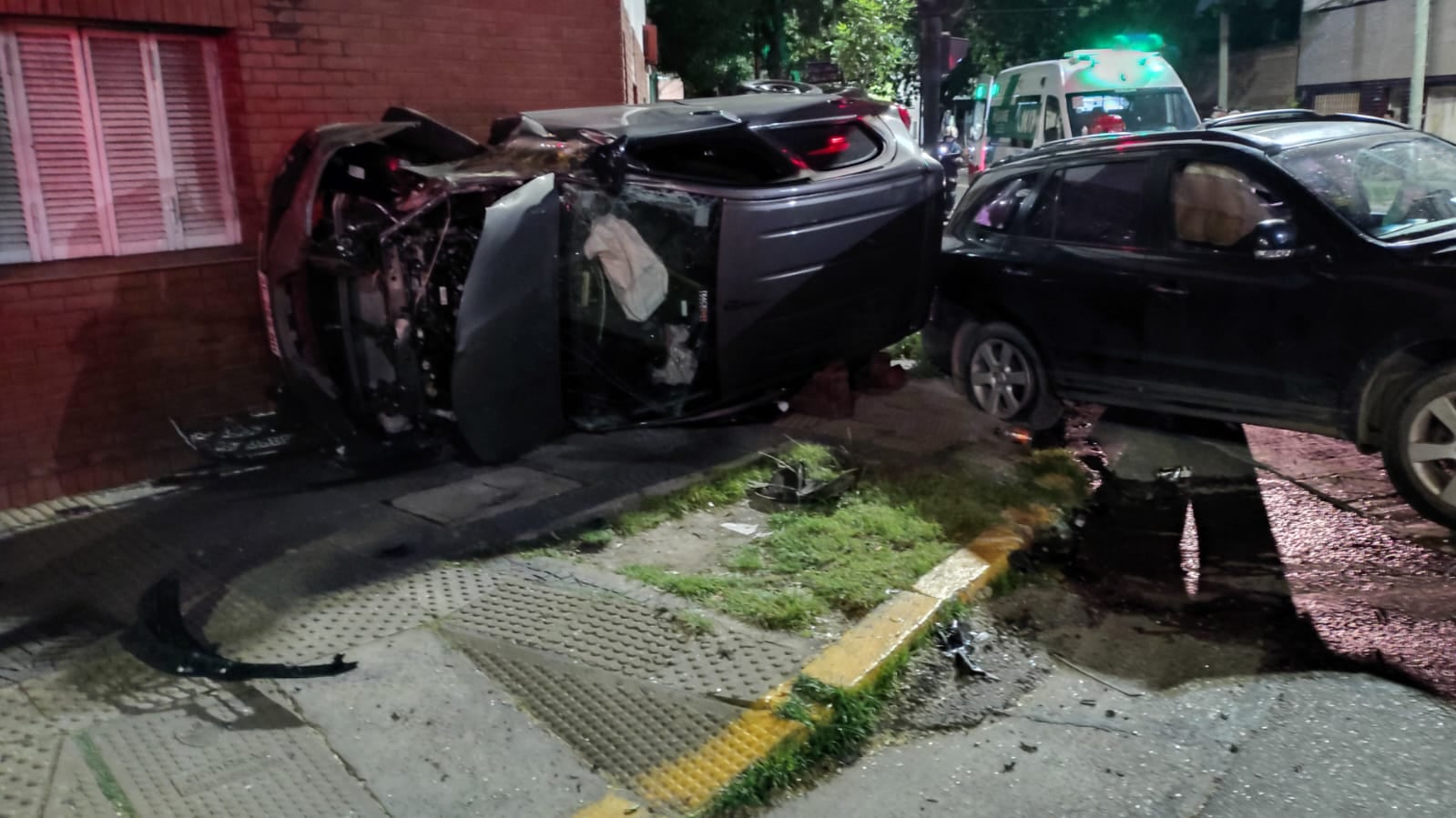 El auto impactó contra otro estacionado y le provocó heridas a una persona que estaba en el interior (Foto: SAME)