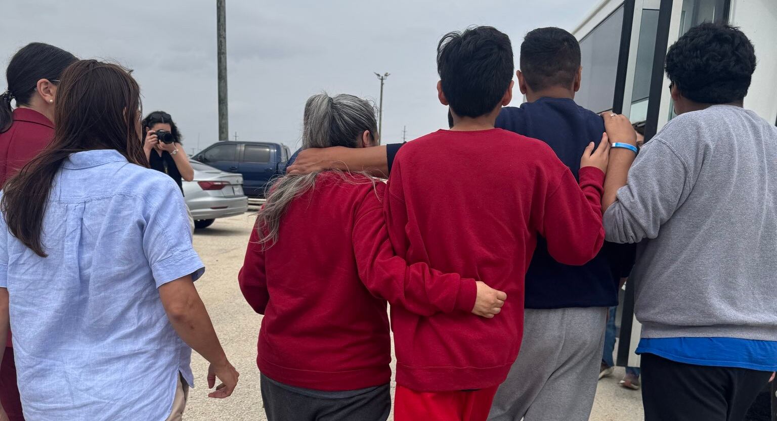 Los jóvenes y su familia fueron retenidos por dos semanas. (X @JoaquinCastrotx)