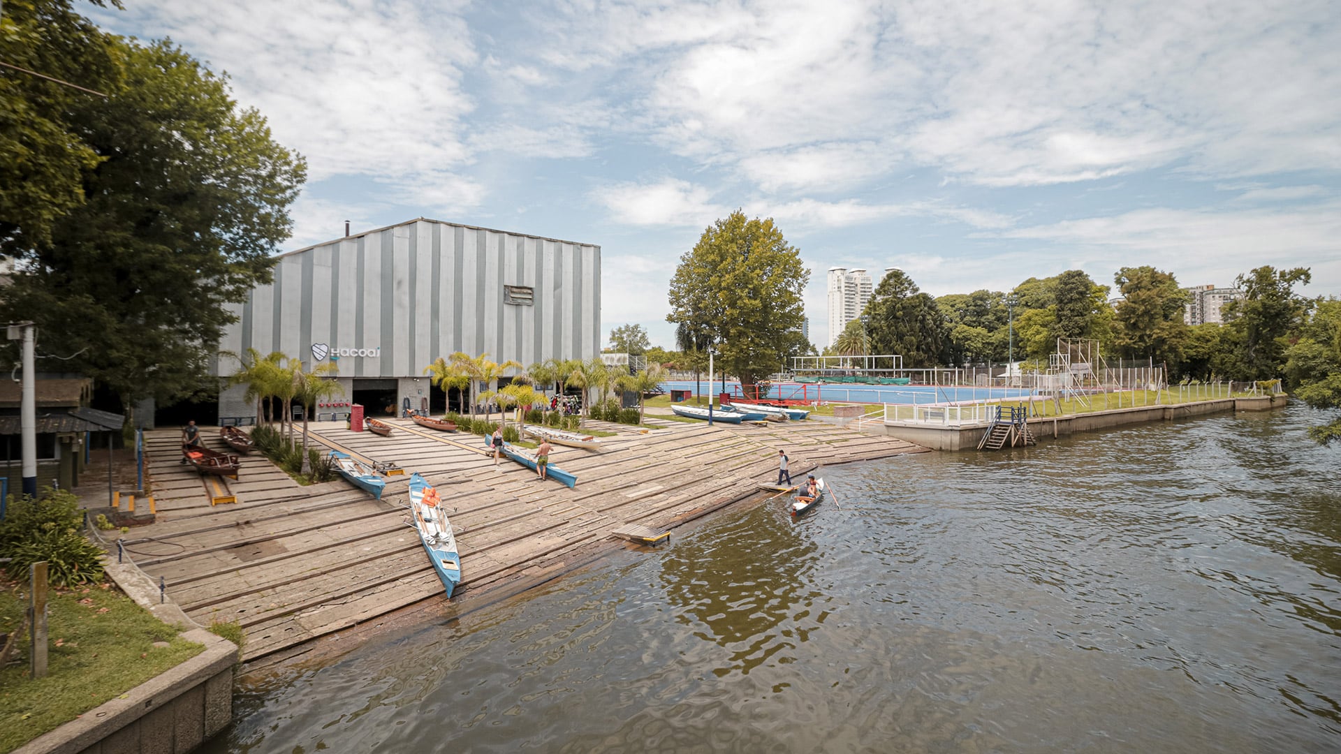 El histórico galpón de botes del Club Náutico Hacoaj, símbolo de sus orígenes ligados al remo y a los deportes náuticos (Crédito: Prensa AAT)