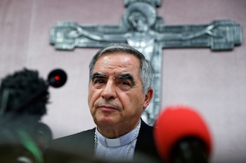 Becciu es una de 10 personas acusadas en el juicio por fraude en el Vaticano (REUTERS/Guglielmo Mangiapane/File Photo)