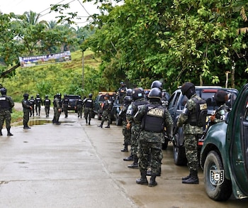 Elementos de la Policía Militar de Orden Público (PMOP) se trasladaron al departamento de Colón tras la masacre en la aldea Rigores (Cortesía @PMOPHN).