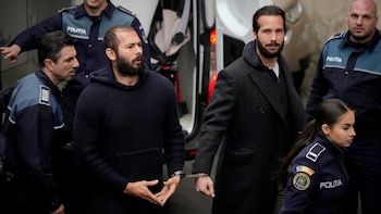 Policías escoltan a Andrew Tate