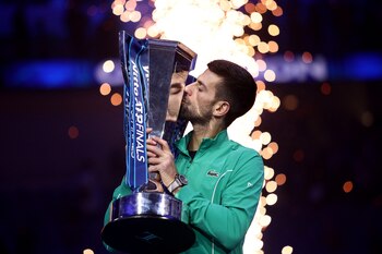 Novak Djokovic con el trofeo