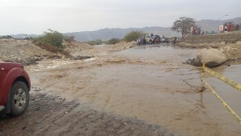 Ica: huayco bloquea vía de