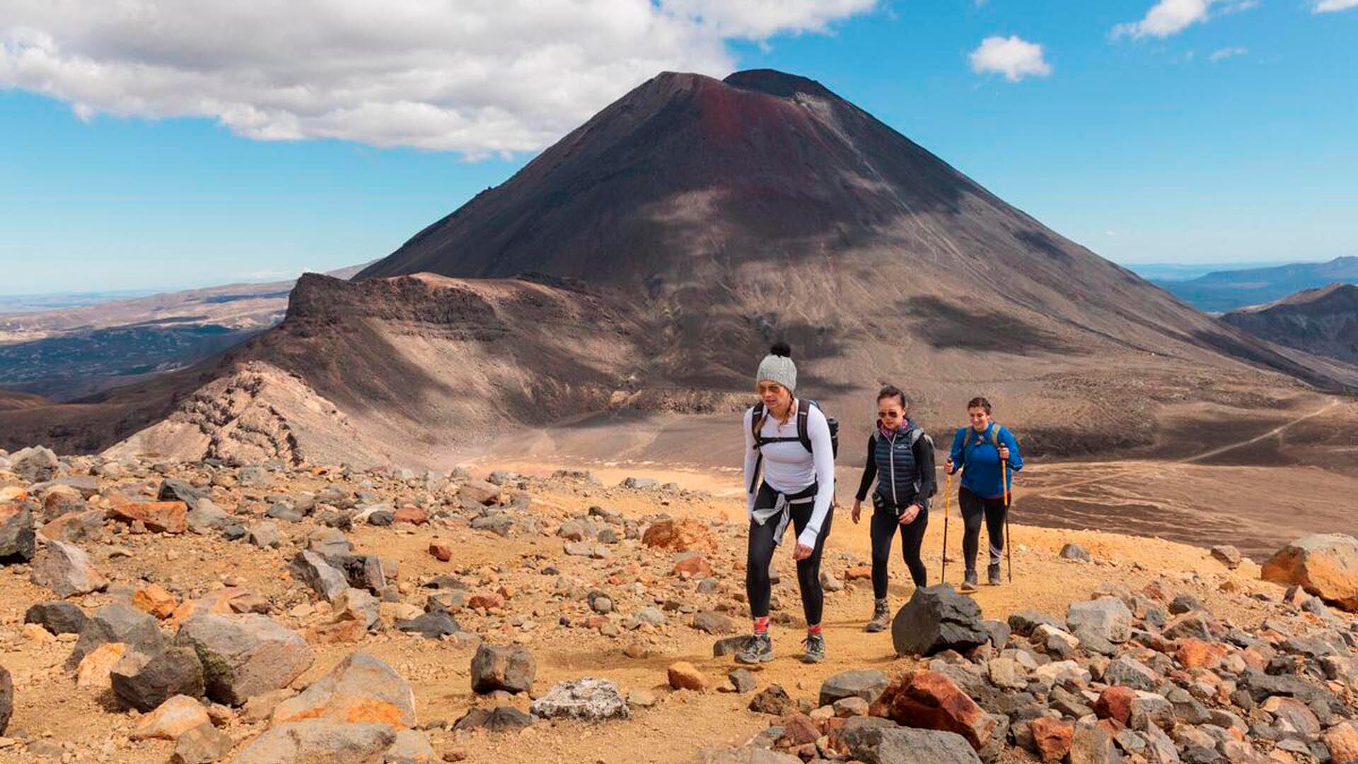El cruce alpino de Tongariro en Nueva Zelanda atraviesa paisajes volcánicos y lagos de colores intensos en un entorno declarado Patrimonio de la Humanidad (Destination Great Lake Taupō/New Zealand)