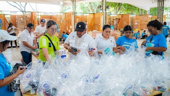Familias colombianas reciben víveres y respaldo emocional gracias a misión humanitaria salvadoreña