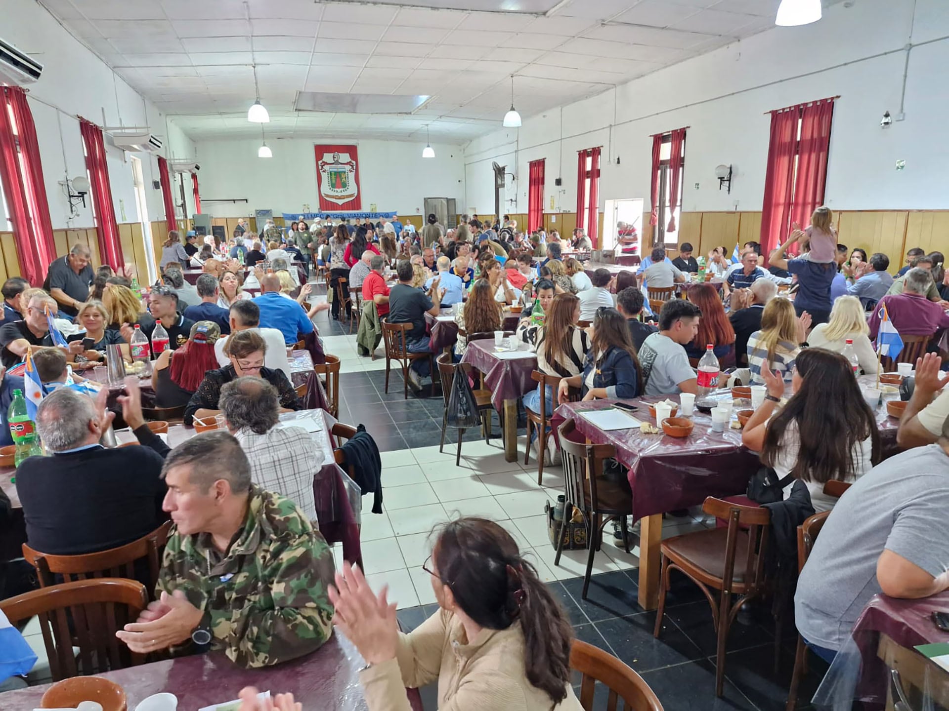 La jornada finalizó con el tradicional locro, pastelitos y sorteos de diversos premios