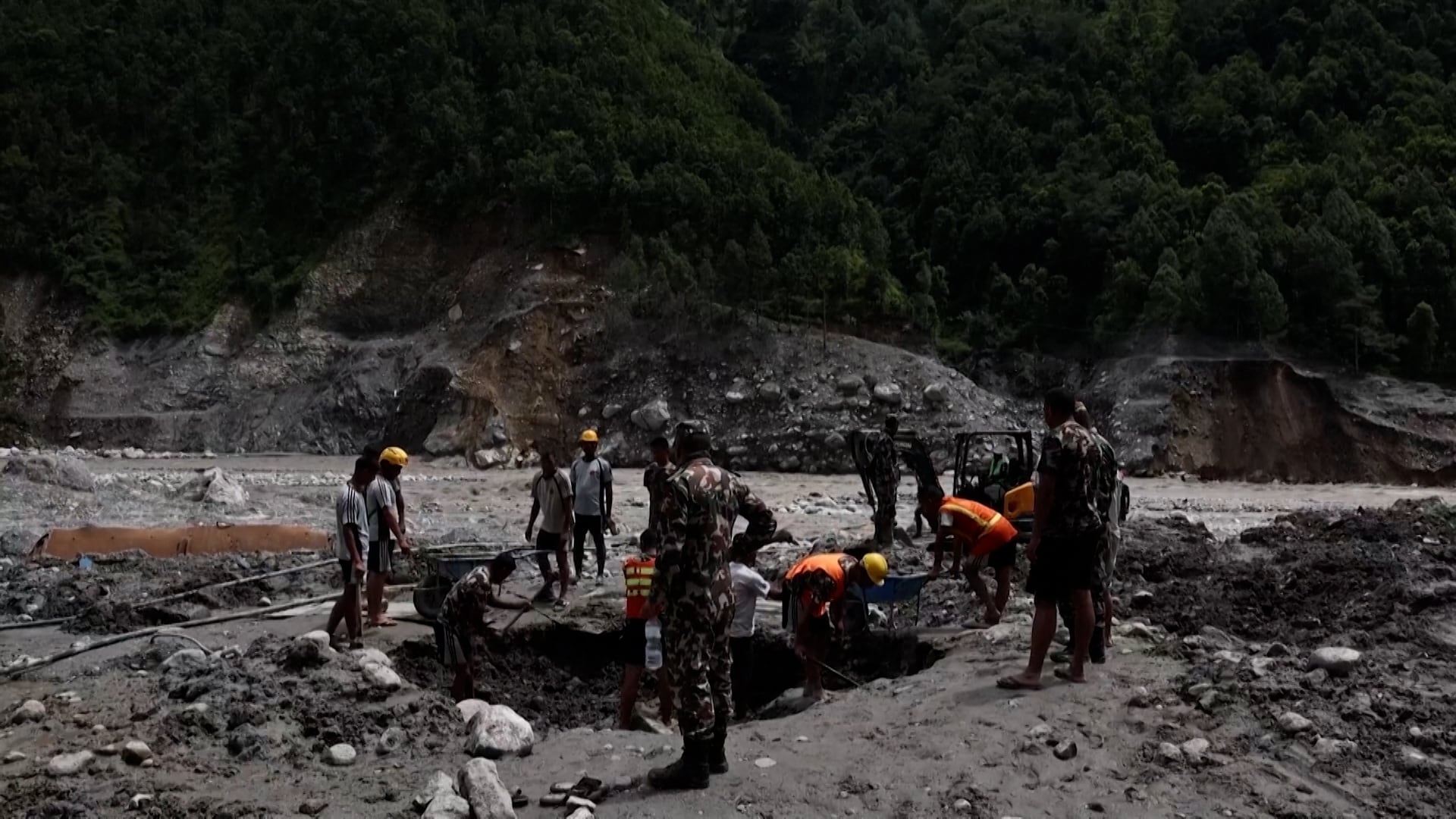 Familias de desaparecidos en las devastadoras riadas de Nepal han comenzado a celebrar funerales sin haber recuperado los cuerpos de sus seres queridos