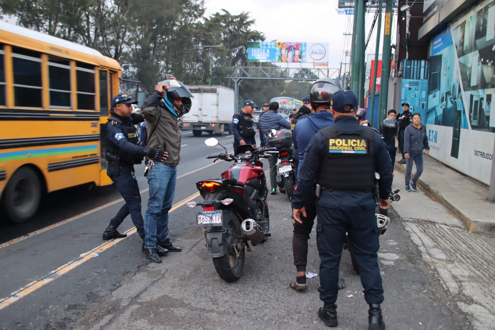 La Policía Nacional Civil de Guatemala ejecuta operativos relámpago en la capital para combatir asaltos perpetrados por moto ladrones. (PNCdeGuatemala)