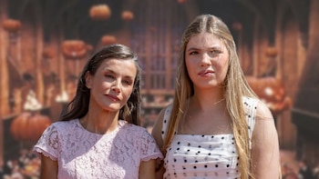 El día que la reina Letizia ejerció de chófer para salvar el Halloween de la infanta Sofía: parada técnica en Zarzuela y un disfraz de vaquera en una fiesta privada