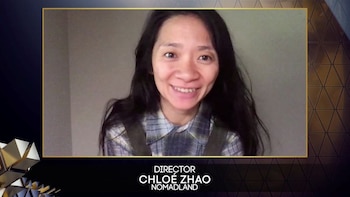 Chloe Zhao recibe el premio