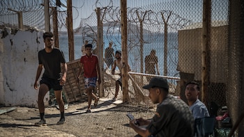 Migrantes marroquíes cuentan por qué cruzaron a Ceuta