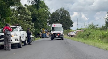 La Cruz Roja Costarricense movilizó 29 ambulancias y aproximadamente 70 socorristas para atender a los pasajeros que resultaron afectados por el accidente. Crédito: Cruz Roja Costarricense