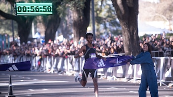 Media Maratón de Buenos Aires: el etíope Yomif Kejelcha Atomsa rompió el récord mundial y se posicionó primero en el podio de la competencia