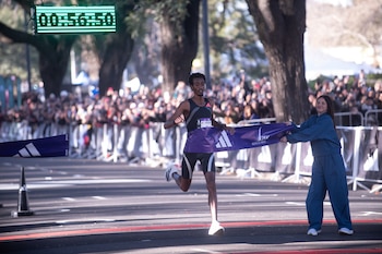 El etíope Yomif Kejelcha ganó la Media Maratón de Buenos Aires y estableció un nuevo récord mundial