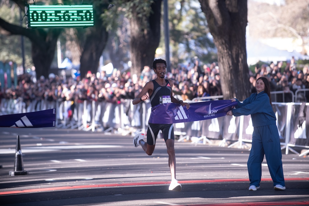 El etíope Yomif Kejelcha Atomsa ganó la Media Maratón de Buenos Aires y estableció un nuevo récord mundial El etíope Yomif Kejelcha Atomsa ganó la Media Maratón de Buenos Aires y estableció un nuevo récord mundial