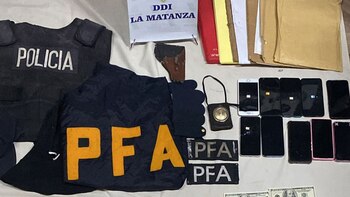 Chalecos y teléfonos incautados en