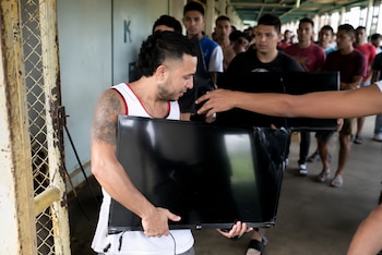 El Ministerio de Justicia ordenó el retiro de los televisores en todas las cárceles del país para reforzar el control penitenciario. (Crédito: Edición capturas video Ministerio de Justicia y Paz)