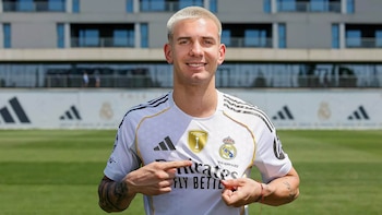 Mastantuono posó con la camiseta