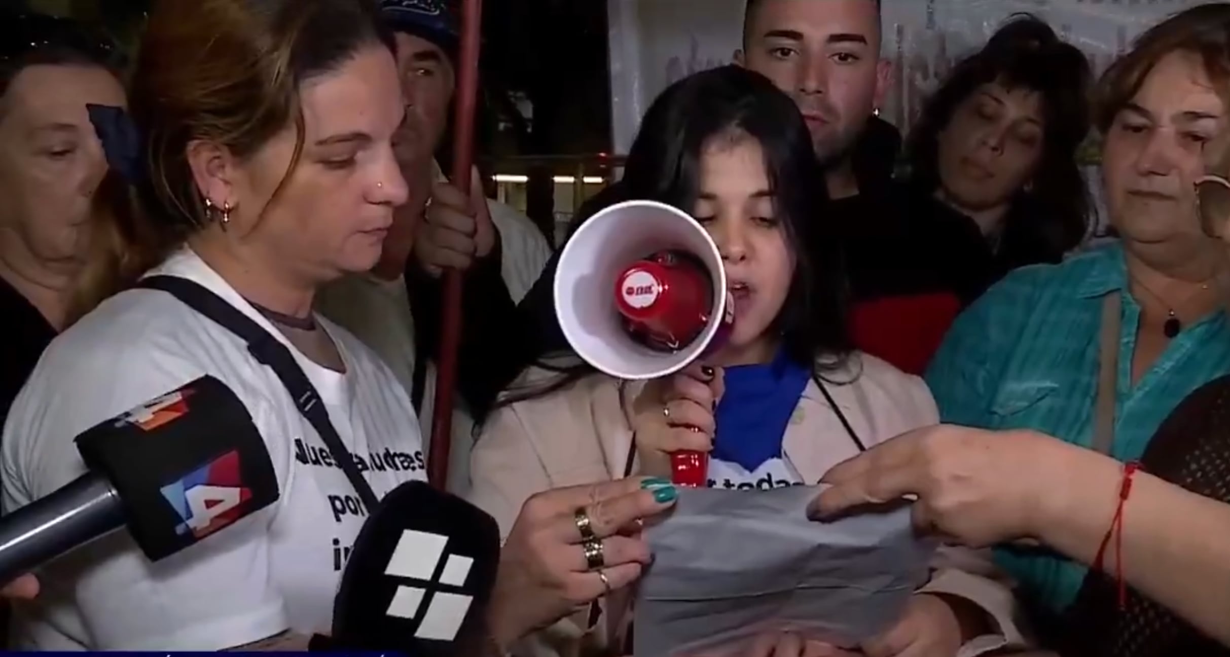 Sara Martínez, hermana de Moisés Martínez, exigiendo la libertad de su hermano (Captura Telemundo/Canal 12)