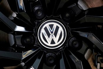 FOTO DE ARCHIVO: El logotipo del fabricante de automóviles alemán Volkswagen en una tapa de llanta en una sala de exposición de un concesionario de automóviles Volkswagen en Bruselas, Bélgica, 9 de julio de 2020. REUTERS/Francois Lenoir