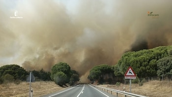 El incendio forestal de Almorox (Toledo) obliga a evacuar una urbanización en Madrid y activa el nivel 2 del plan de emergencias