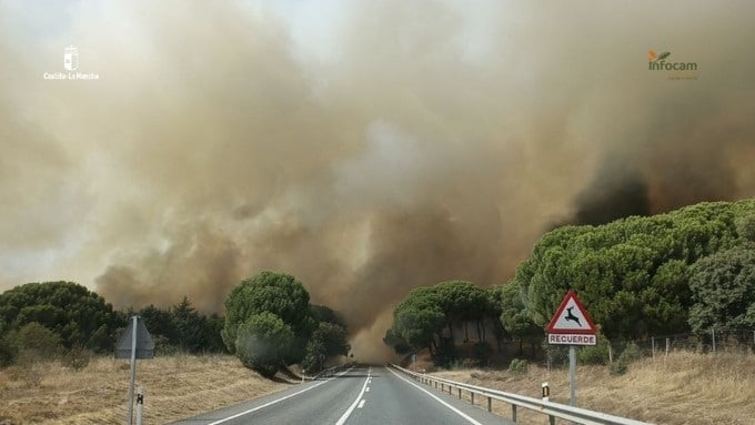El incendio forestal de Almorox (Toledo) obliga a evacuar varias urbanizaciones en Madrid y activa el nivel 2 del plan de emergencias