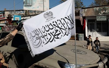 La bandera talibán ondea en