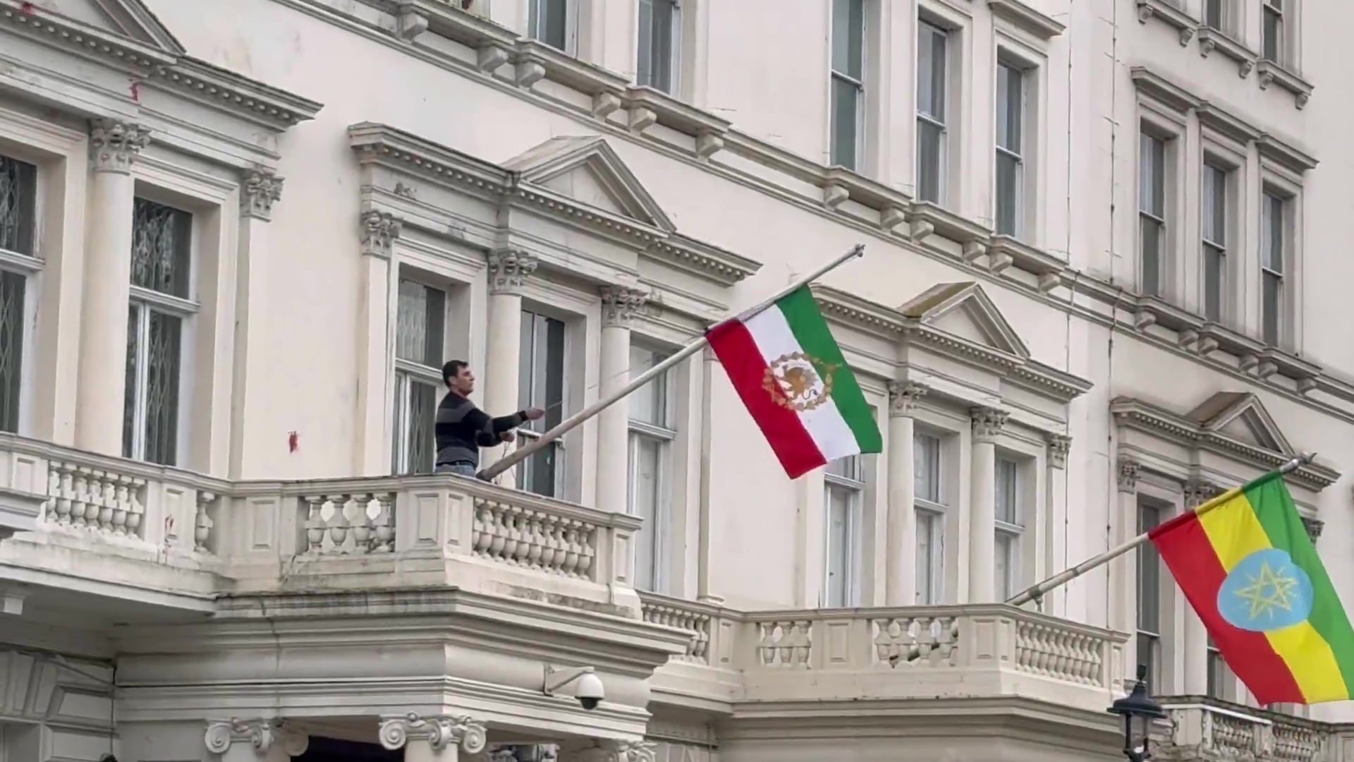 Un manifestante retiró la bandera del régimen de Irán en la embajada de ese país en Londres