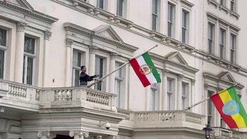 Un manifestante retiró la bandera