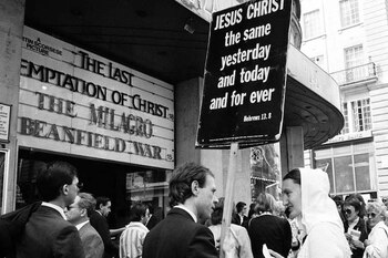 Imagen de las protestas con el estreno de 'La última tentación de Cristo', de Martin Scorsee