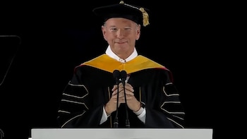 El ex director ejecutivo de Google, Eric Schmidt, fue abucheado en una ceremonia de graduación por sus comentarios sobre la IA
