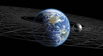 Planeta Tierra en el espacio con estrellas, rodeado por una malla cuadriculada blanca que se curva. Un satélite esférico metálico gris orbita la Tierra.