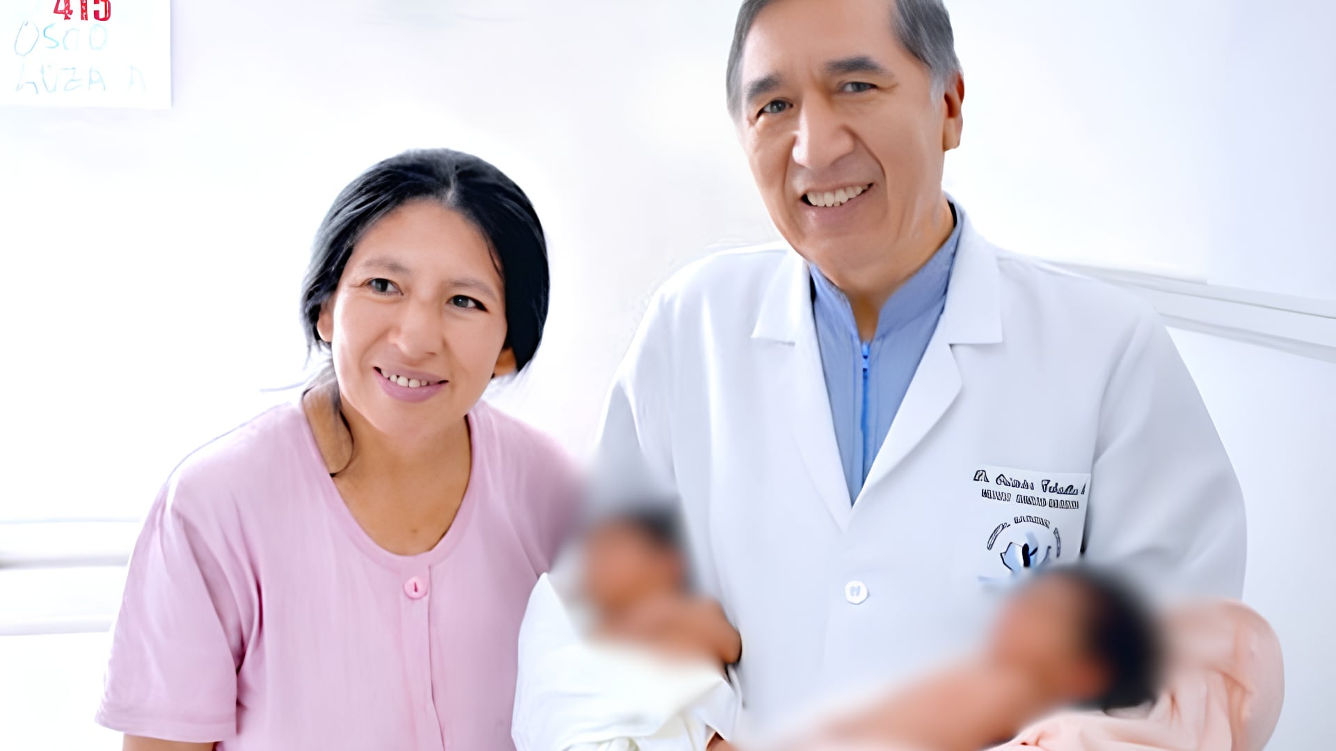 Juana Osco Loza posa con un médico y sus hijas recién nacidas tras realizar un tratamiento de fertilización in vitro en el Hospital San Bartolomé. (Foto: El Peruano)